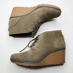 [CLARKS] Hazen Charm Wedge Booties